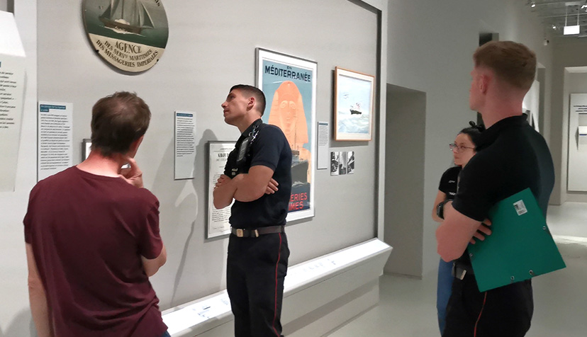 Photo des pompiers de Paris en visite informative dans les collections du musée.