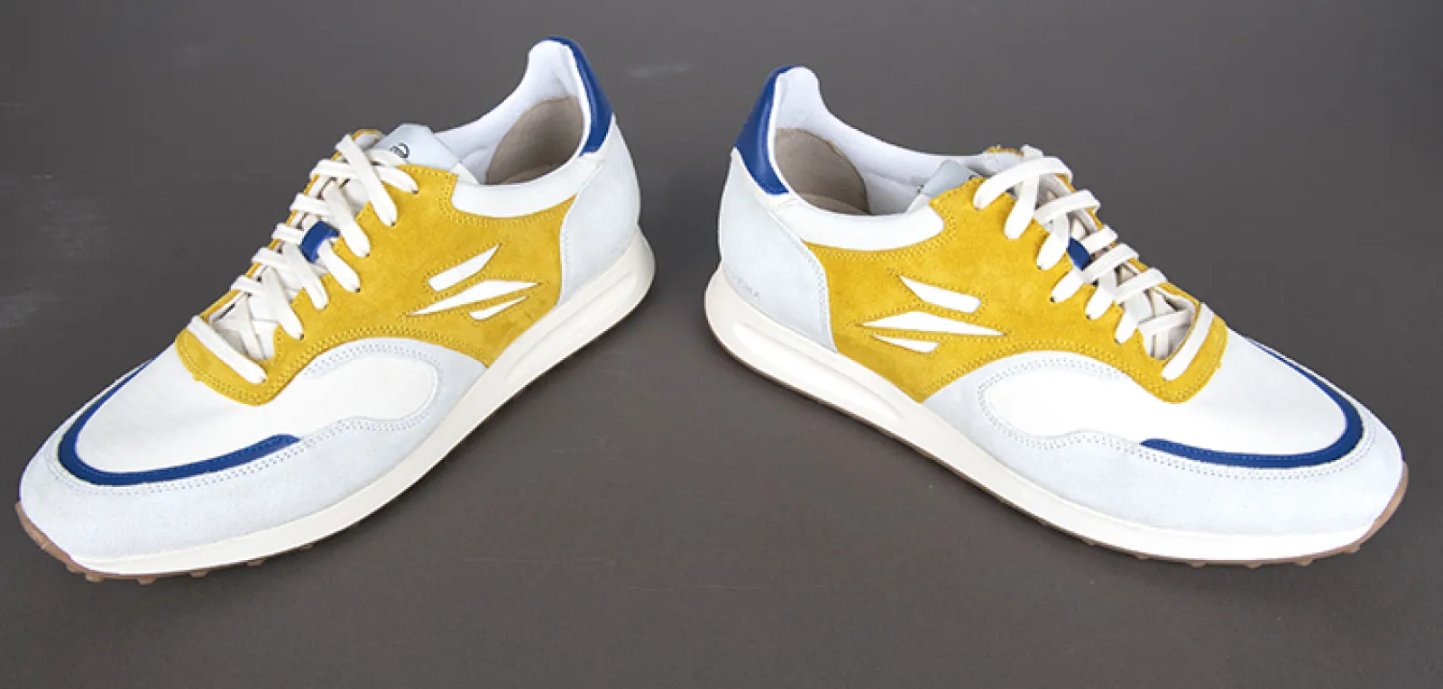 Vue 1 – chaussures jaune